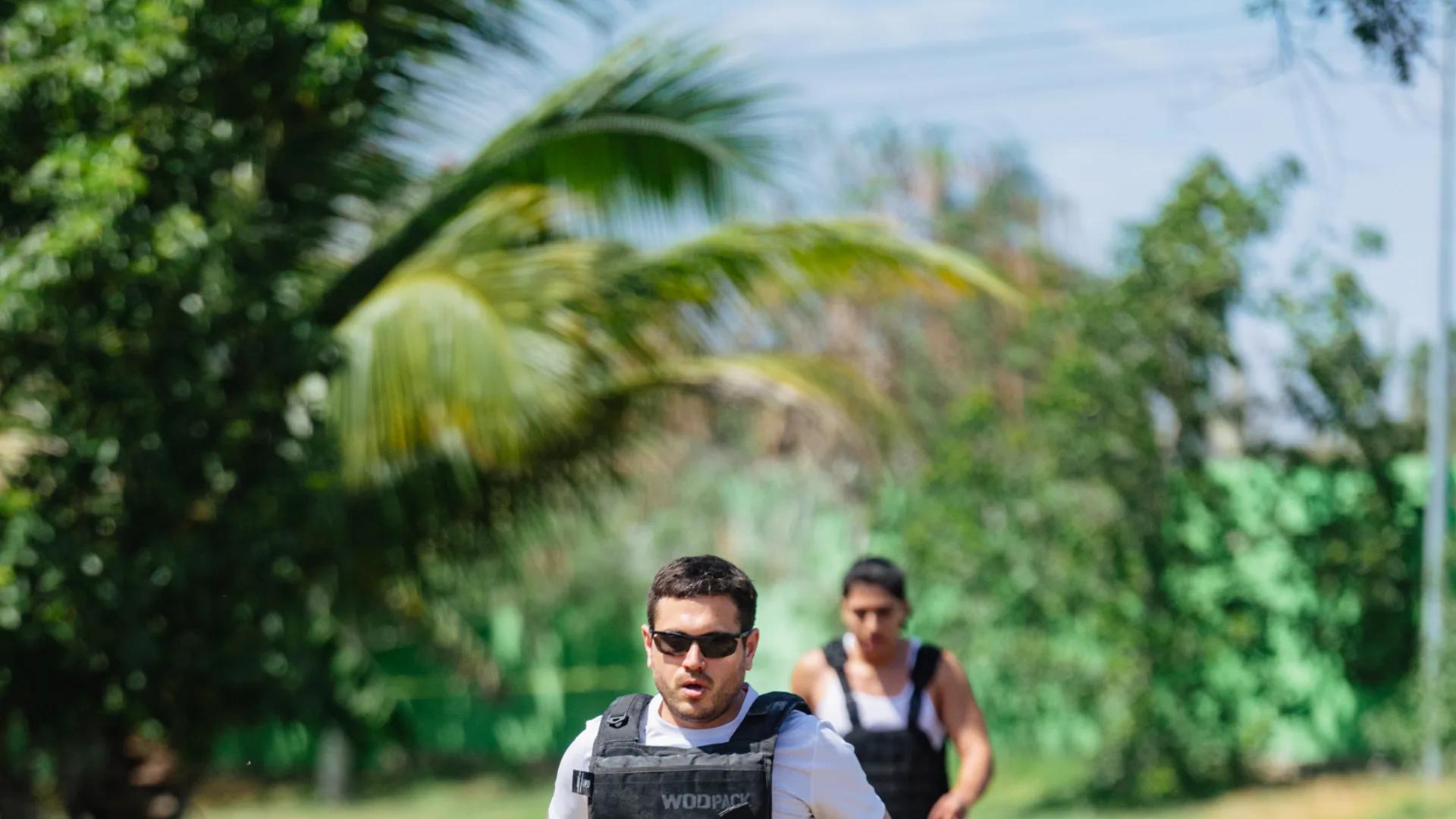 Atleta levantando neumático en gym