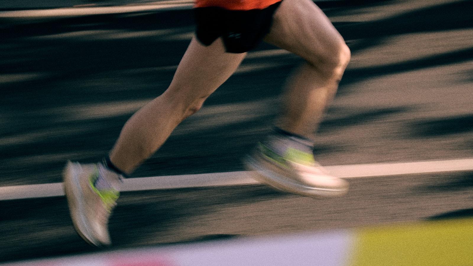 Atleta corriendo en pista