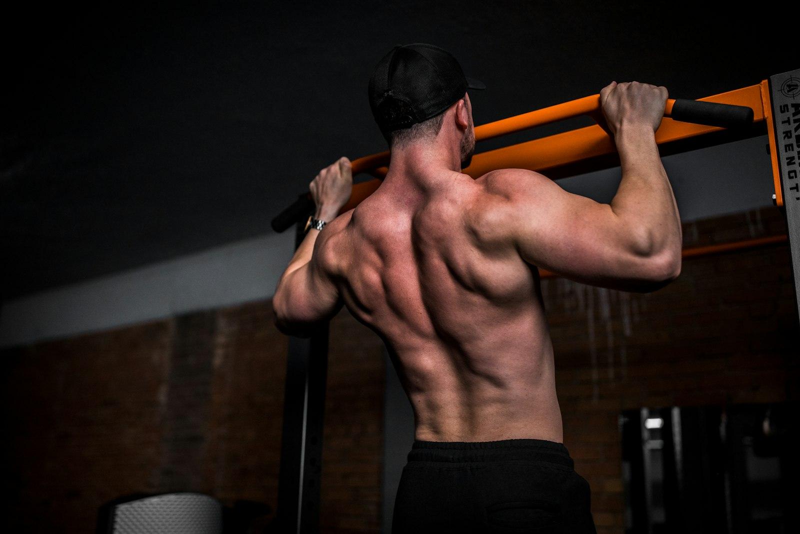 Atleta haciendo pull-ups en barra