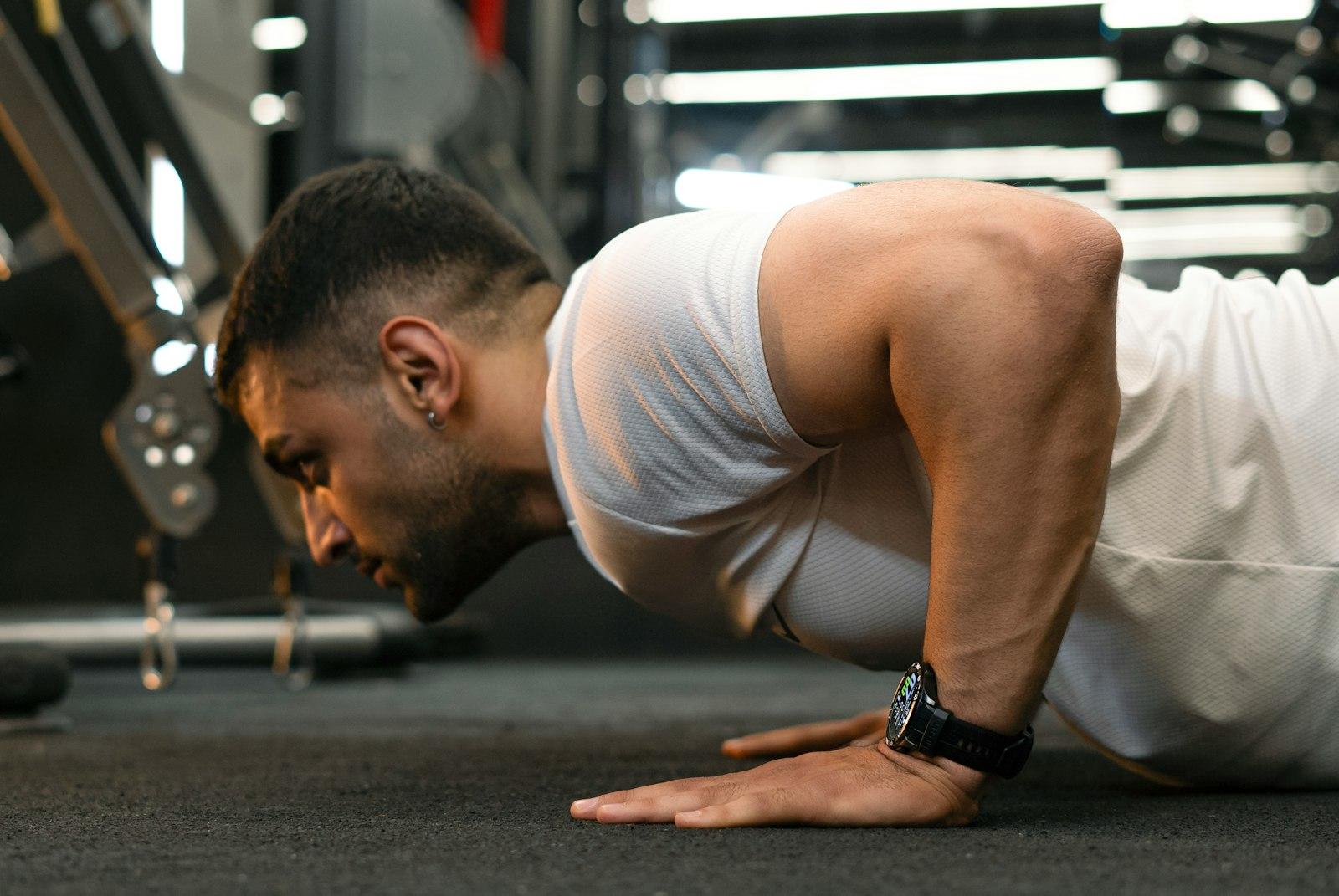 Atleta haciendo push-ups