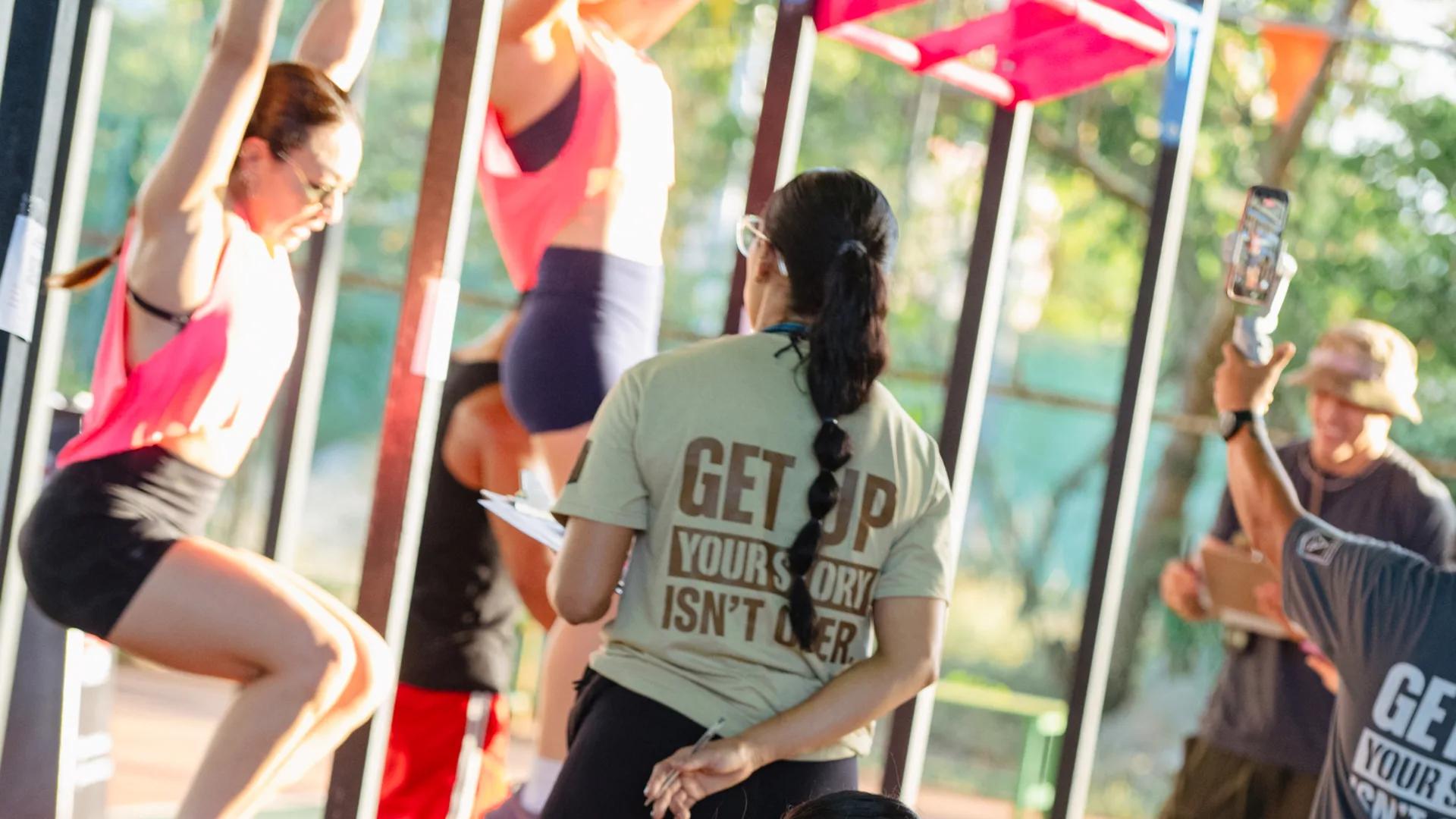 Instructora con clipboard supervisando