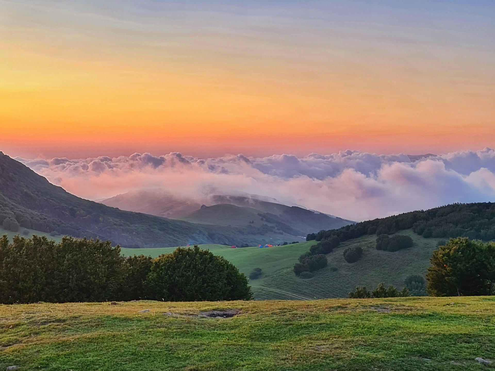 Amanecer con niebla sobre la montaña
