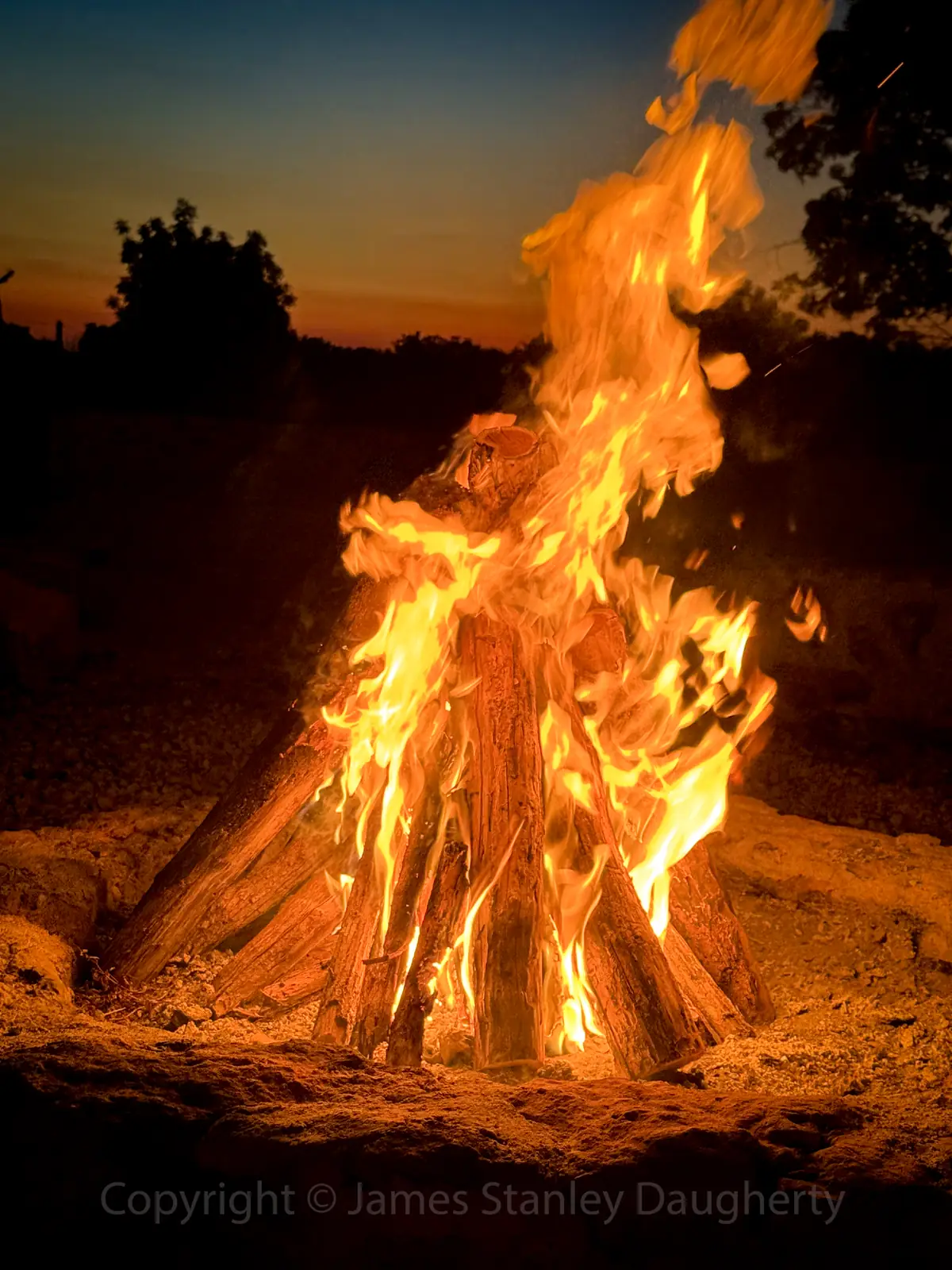 Fogata encendida al anochecer en el rancho